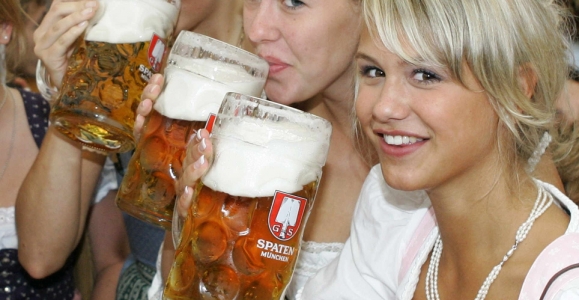 ビールを飲んでいる女性のダミー写真