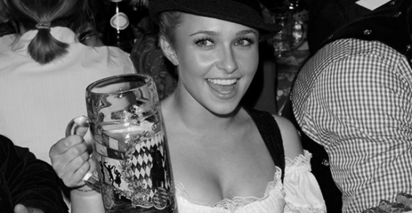 ビールを飲んでいる女性のダミー写真 グレースケール